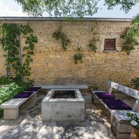 Two-bedroom In Hébergement de vacances Pridraga